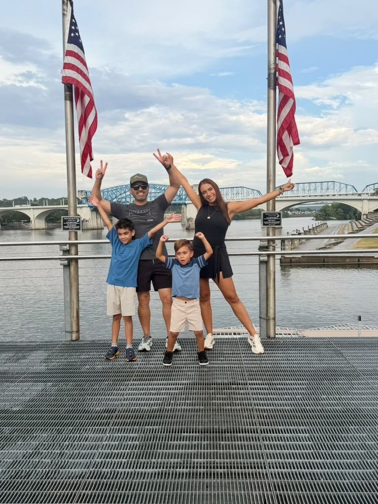 Lilian con su familia junto al río.